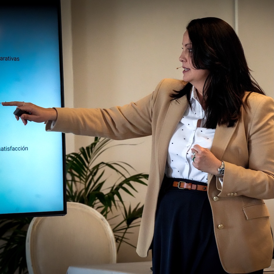 Formación en comunicación, influencia, marketing digital y marca personal para empresas, universidades y profesionales.